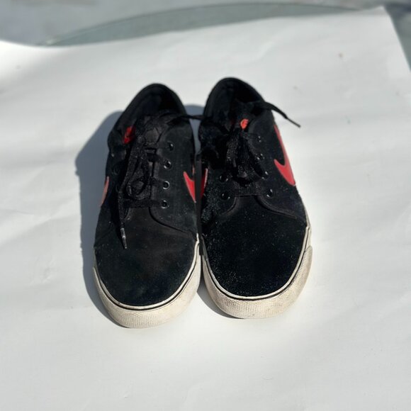 Size 10.5 - Nike Toki Low Black and Crimson Red - Picture 2 of 10